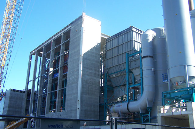 Montage von der kompletten Stahlstützkonstruktion des Energiekessels in der Abfallverbrennerei in Heimdal neben Trondheim, Norwegen 