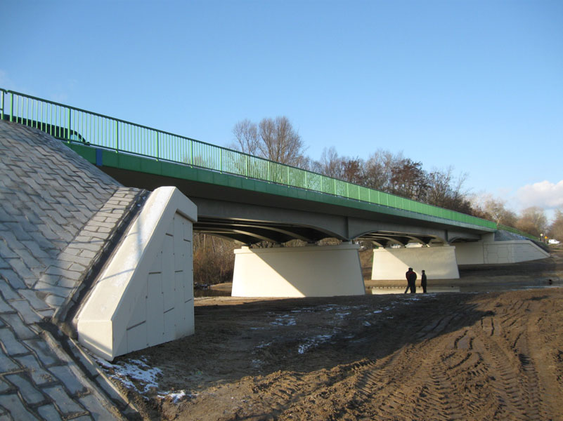 Der Umbau des Brückes über Fluss Krzna in Neple, Polen 