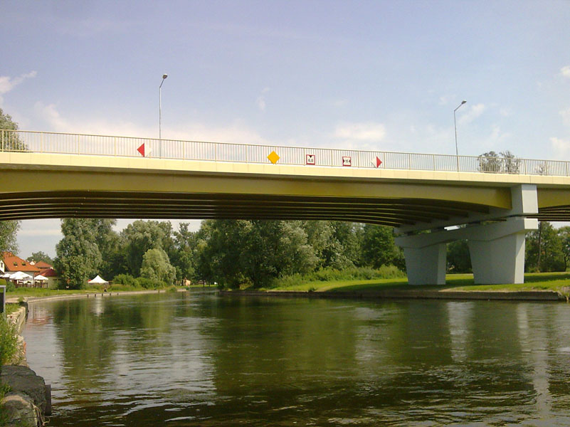 Brücke über Fluss Pisa in Pisz, Polen 